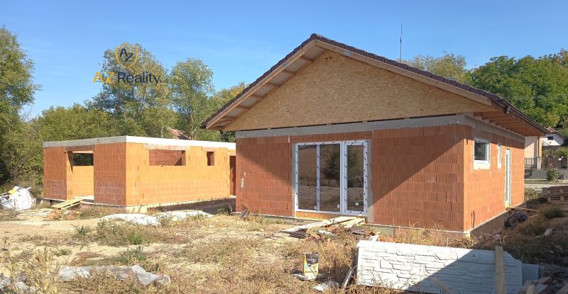 Eladó 2 új építésű ház építés alatt a Čechy községben.
