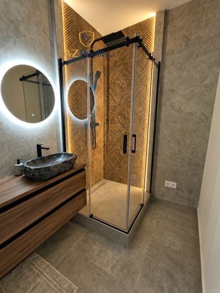 Exkluzívan felújított 3 szobás lakás eladó.